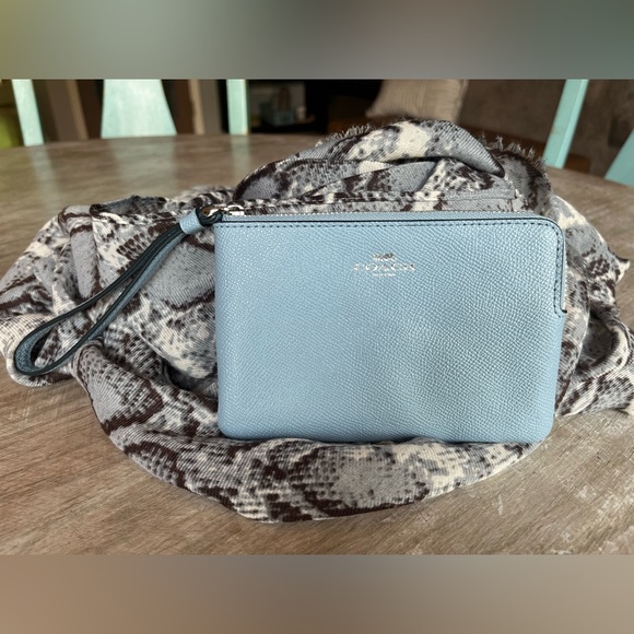 Authentic Coach wristlet in excellent condition. - Picture 2 of 5